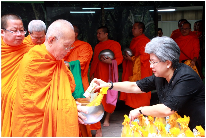 ﻿กรมบังคับคดีจัดกิจกรรมทำบุญตักบาตรอาหารแห้ง เพื่อถวายพระราชกุศลแด่สมเด็จพระเจ้าอยู่หัวมหาวชิราลงกรณ บดินทรเทพยวรางกูร เนื่องในโอกาสเฉลิมพระชนมพรรษา 65 พรรษา 28 กรกฎาคม 2560